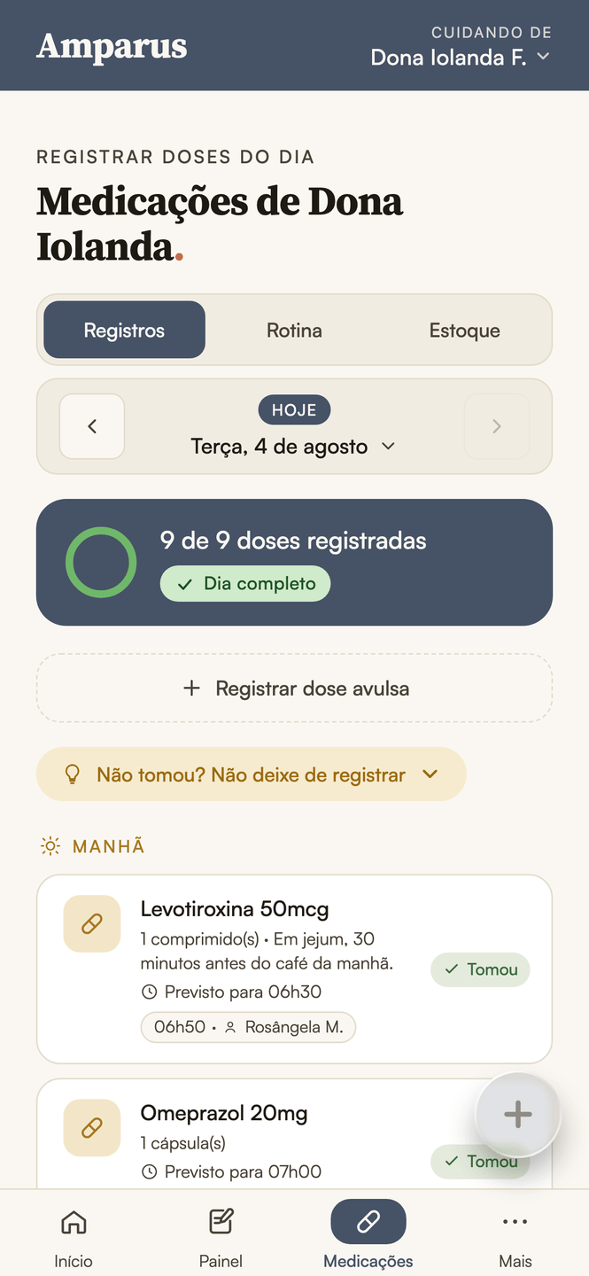 Tela real de Medicações no app do cuidador: 9 de 9 doses registradas, selo de Dia completo, e a dose da manhã registrada às 06h50 por Rosângela M.