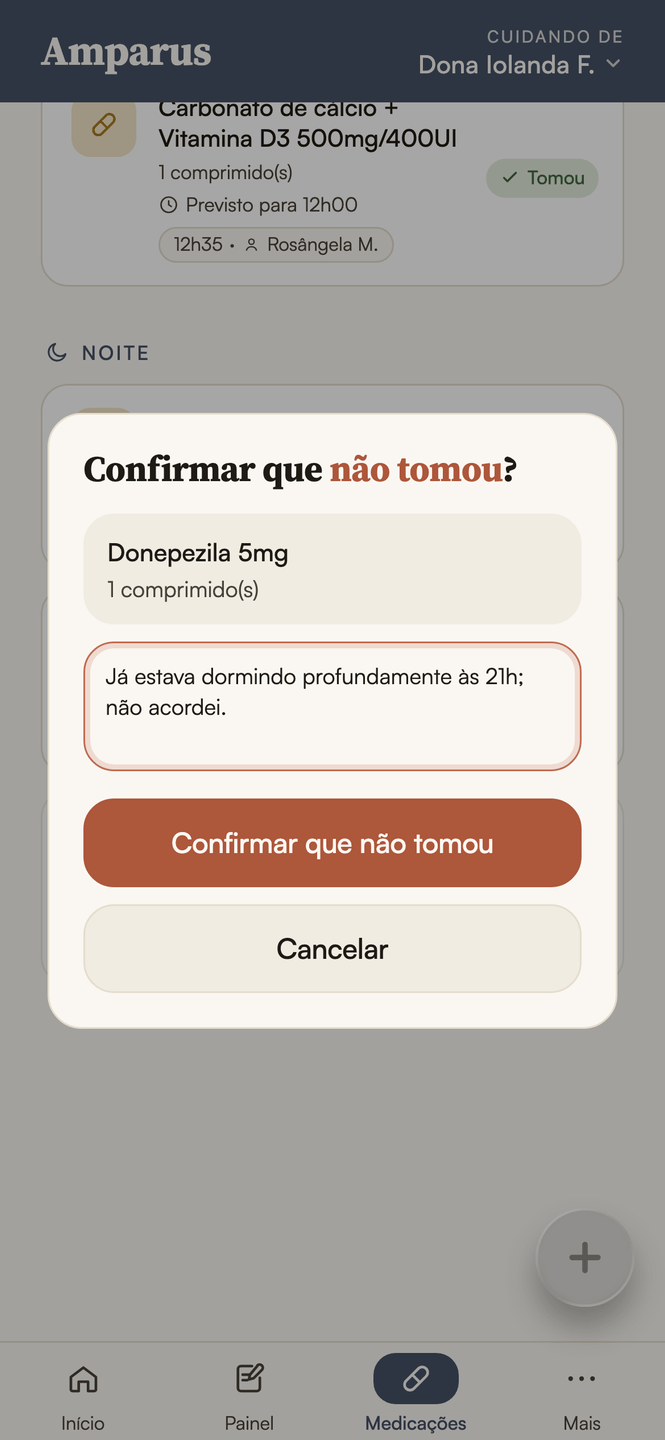 Tela real do registro de dose não tomada: Donepezila 5mg com o motivo escrito ("Já estava dormindo profundamente às 21h; não acordei.") antes de confirmar.
